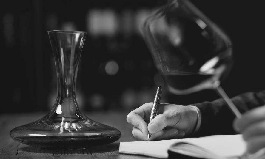 Un decantar encima de la mesa: aspectos a tener en cuenta a la hora de decantar un vino