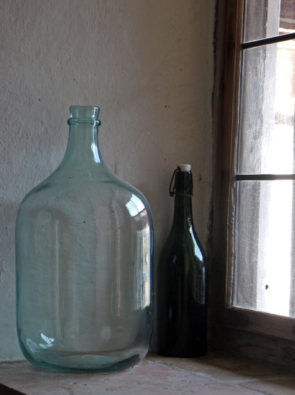 botellas de vino de diferentes formatos: vino galón
