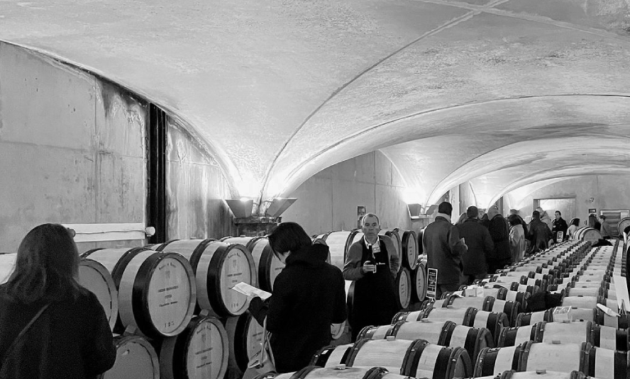 Visitantes en la bodega de la subasta de vinos de Borgoña de los Hospices de Beaune