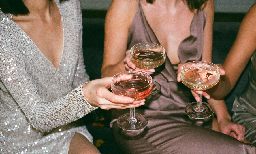 Chicas elegantes disfrutando de una copa de champagne